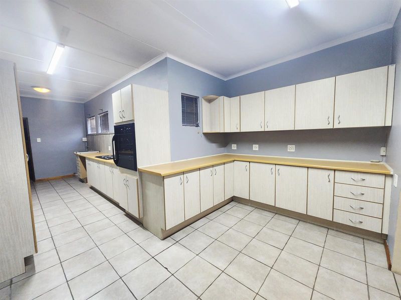 3 Bedroom Home with 1 Bedroom Flat For Sale in Bergzicht - Photo 5