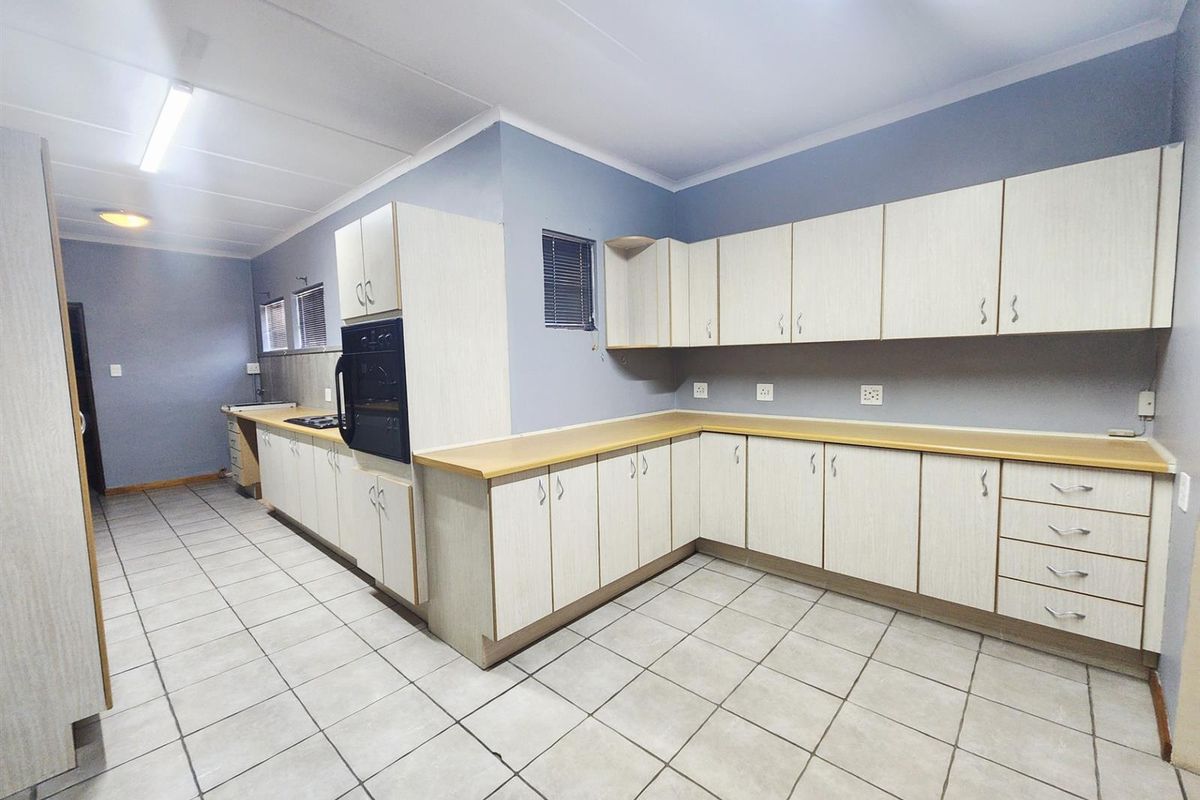 3 Bedroom Home with 1 Bedroom Flat For Sale in Bergzicht - Photo 5