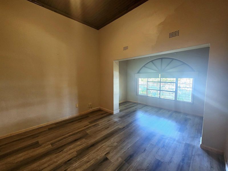 3 Bedroom Home with 1 Bedroom Flat For Sale in Bergzicht - Photo 8