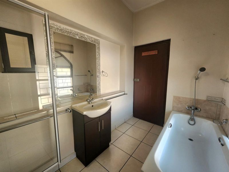 3 Bedroom Home with 1 Bedroom Flat For Sale in Bergzicht - Photo 10