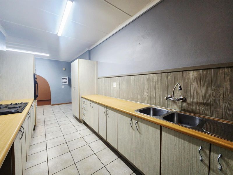 3 Bedroom Home with 1 Bedroom Flat For Sale in Bergzicht - Photo 7