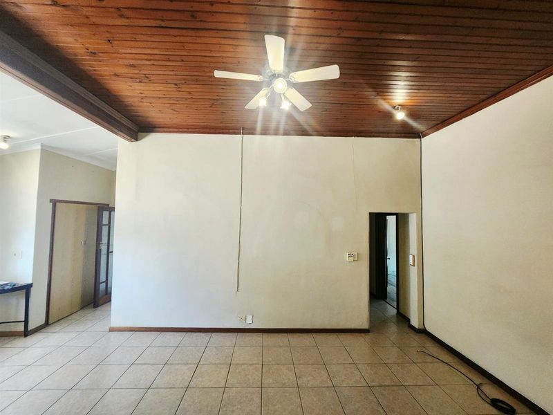 3 Bedroom Home with 1 Bedroom Flat For Sale in Bergzicht - Photo 3