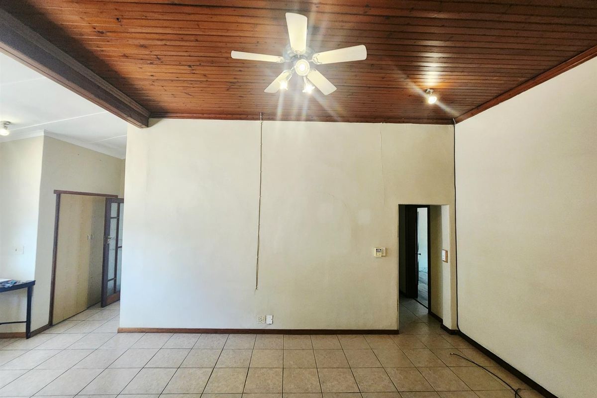 3 Bedroom Home with 1 Bedroom Flat For Sale in Bergzicht - Photo 3