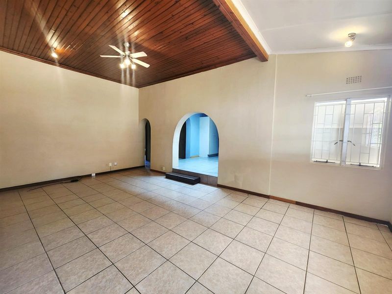 3 Bedroom Home with 1 Bedroom Flat For Sale in Bergzicht - Photo 2