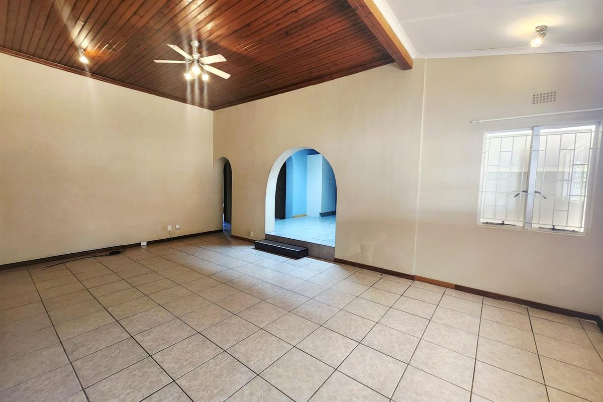 3 Bedroom Home with 1 Bedroom Flat For Sale in Bergzicht - Photo 2