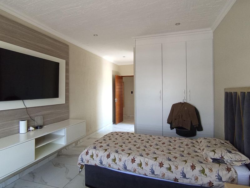 4bed, 4.5 baths House for Sale in Halfway House, Midrand - Photo 10