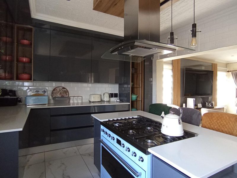 4bed, 4.5 baths House for Sale in Halfway House, Midrand - Photo 6