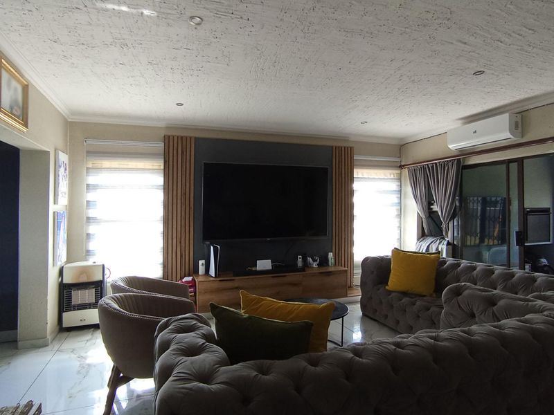 4bed, 4.5 baths House for Sale in Halfway House, Midrand - Photo 5