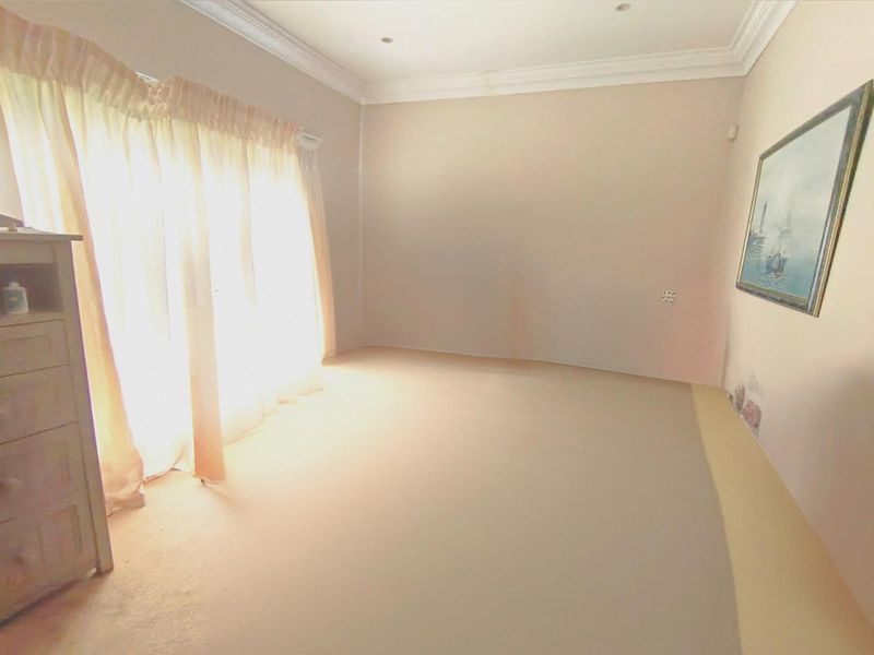 Spacious 3-4 Bedroom Home with Separate Flatlet in Somerset Park, Umhlanga - Photo 10