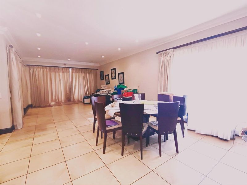 Spacious 3-4 Bedroom Home with Separate Flatlet in Somerset Park, Umhlanga - Photo 6
