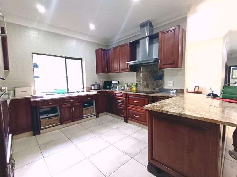 Spacious 3-4 Bedroom Home with Separate Flatlet in Somerset Park, Umhlanga - Photo 5