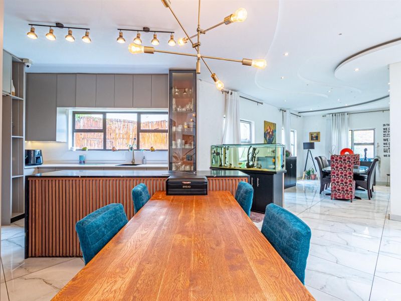 Where Grand Scale Meets Effortless Family Living - Photo 6