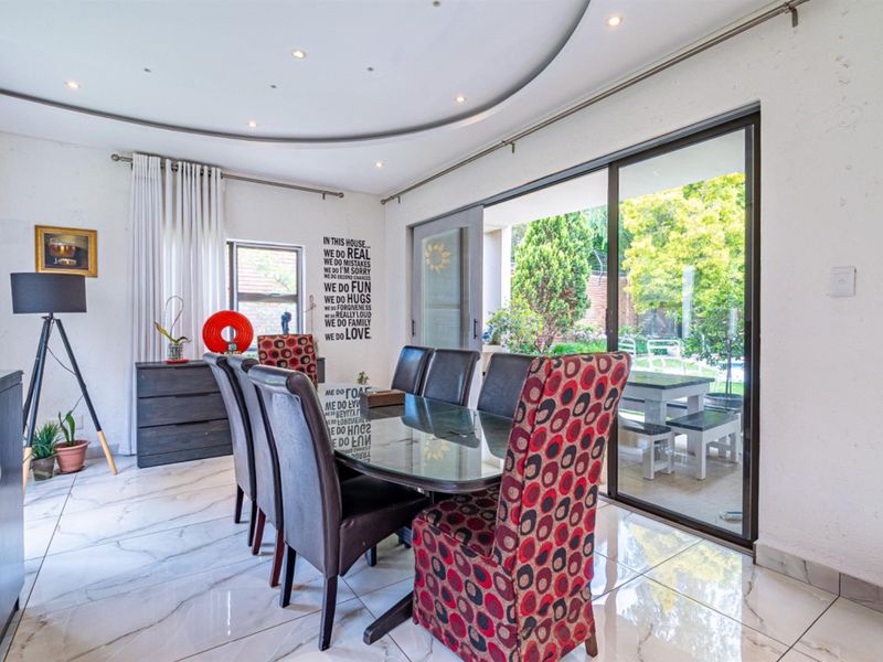 Where Grand Scale Meets Effortless Family Living - Photo 10