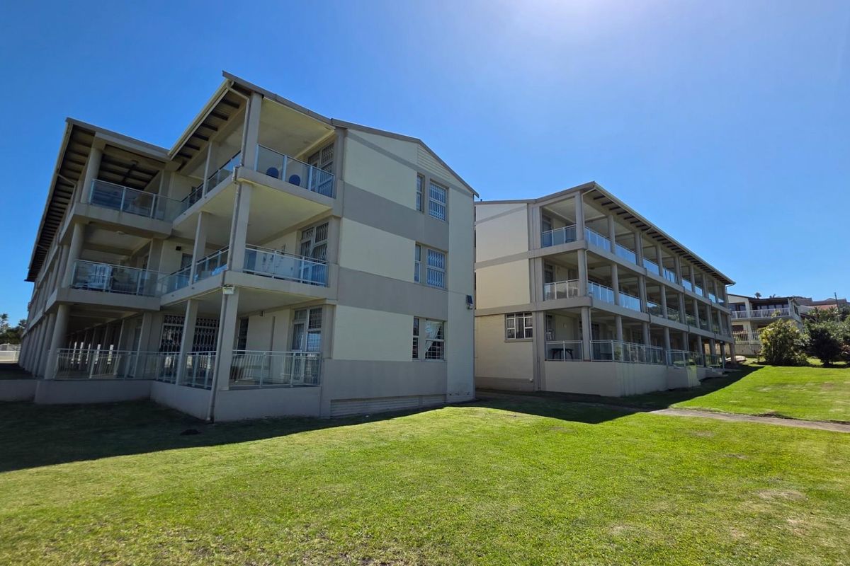 Beautiful fully furnished Beachfront Apartment on the Beachfront in Uvongo Beach - Photo 2