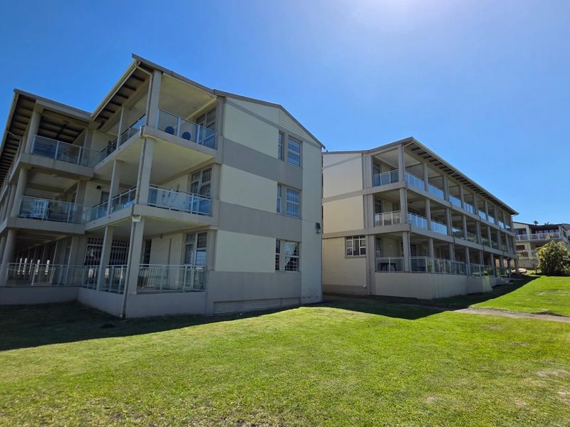 Beautiful fully furnished Beachfront Apartment on the Beachfront in Uvongo Beach - Photo 2