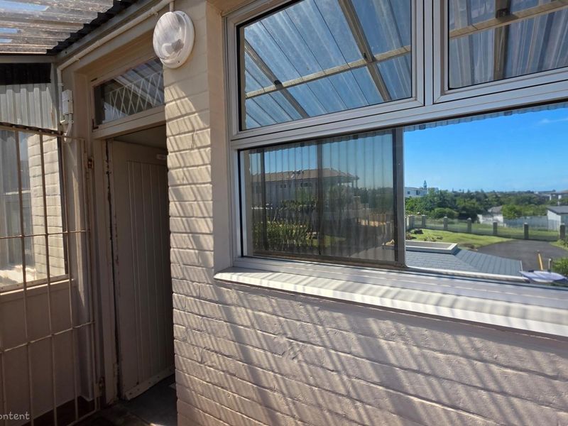 Beautiful fully furnished Beachfront Apartment on the Beachfront in Uvongo Beach - Photo 3