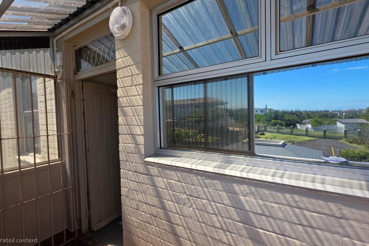 Beautiful fully furnished Beachfront Apartment on the Beachfront in Uvongo Beach - Photo 3