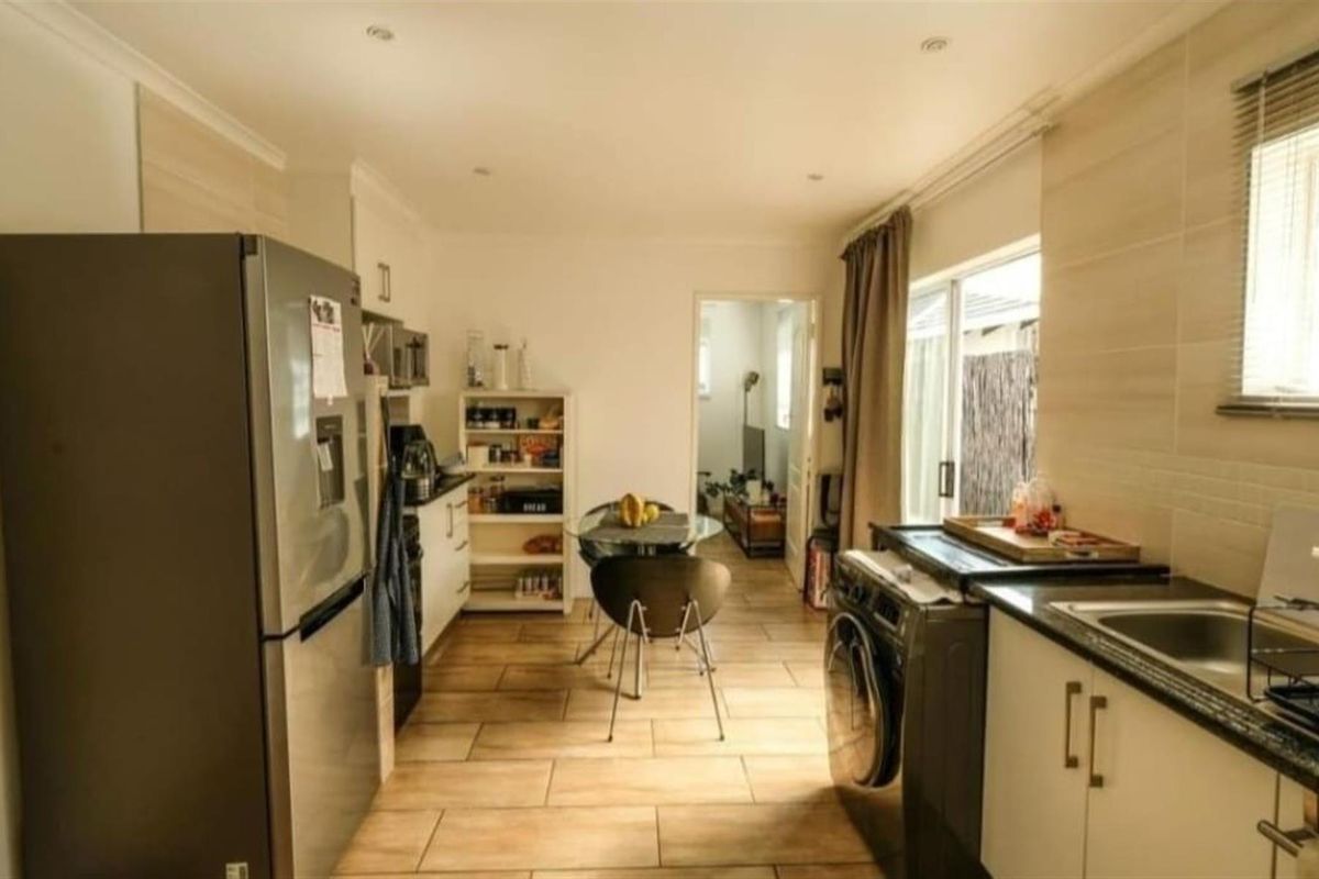 Apartment To Rent in Parkhurst, Johannesburg - Photo 3