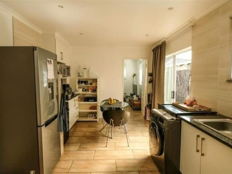 Apartment To Rent in Parkhurst, Johannesburg - Photo 3