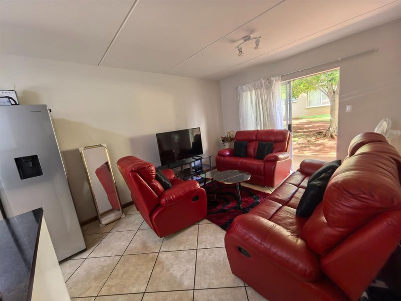Apartment For Sale in Sunnyridge, Newcastle, KwaZulu Natal - Photo 8