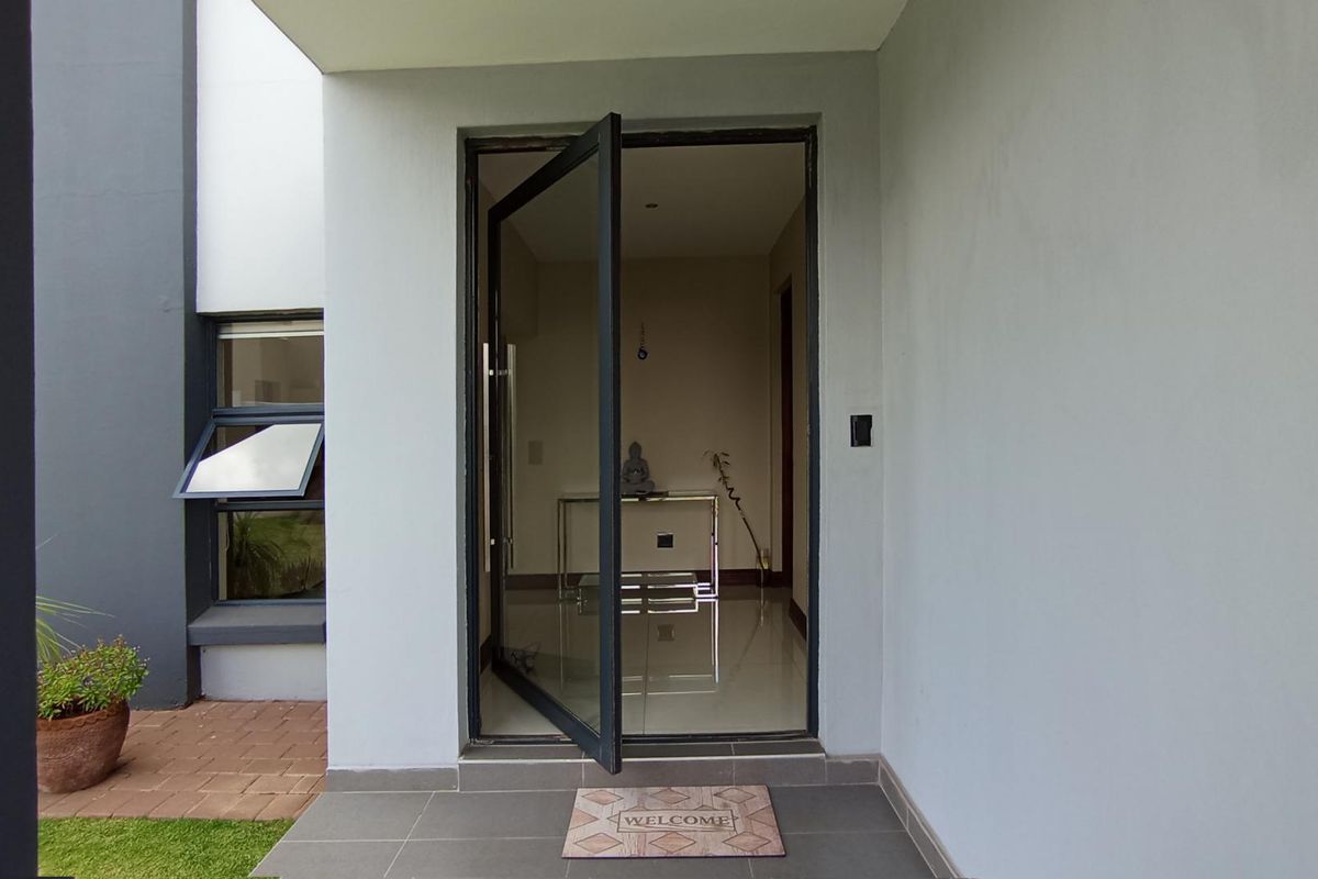 4 Bed, 3Baths home in the highly sort after Copperleaf Golf Estate - Photo 3