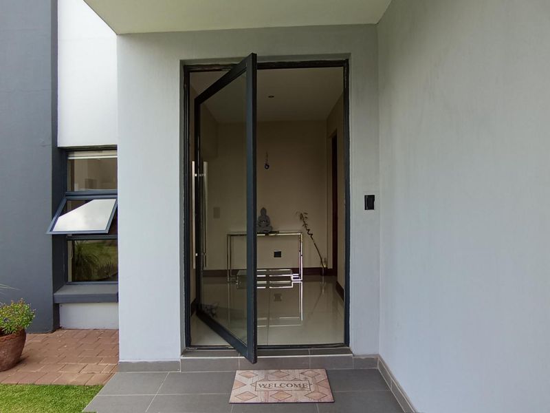 4 Bed, 3Baths home in the highly sort after Copperleaf Golf Estate - Photo 3