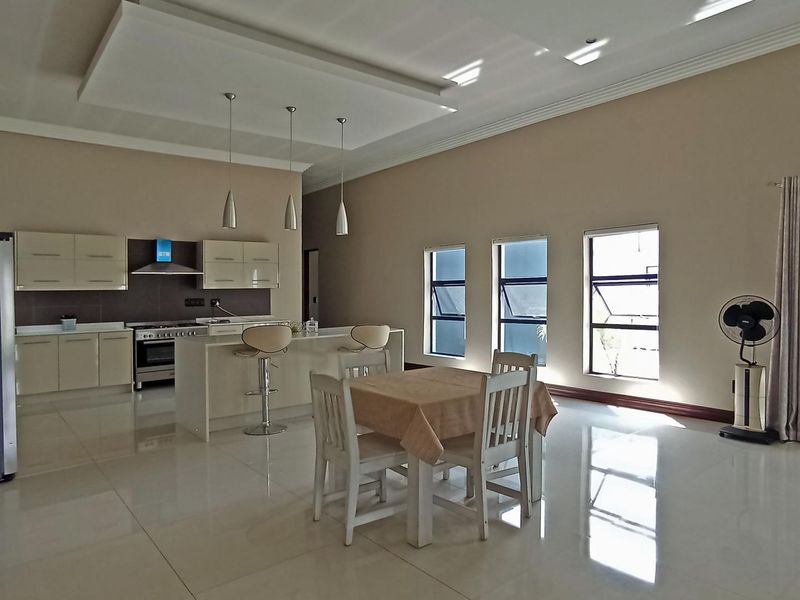 4 Bed, 3Baths home in the highly sort after Copperleaf Golf Estate - Photo 8