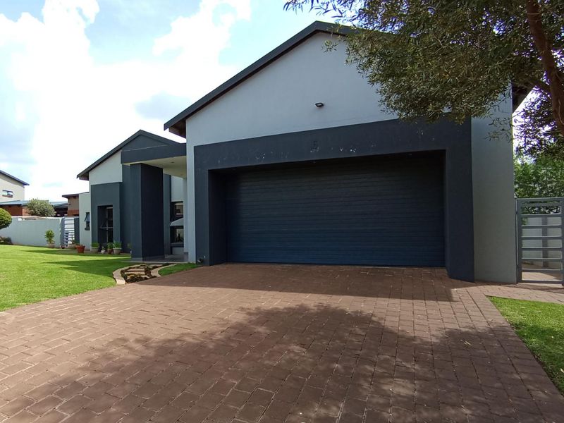 4 Bed, 3Baths home in the highly sort after Copperleaf Golf Estate - Photo 2