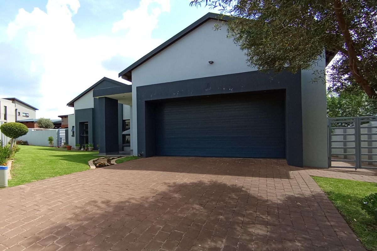 4 Bed, 3Baths home in the highly sort after Copperleaf Golf Estate - Photo 2