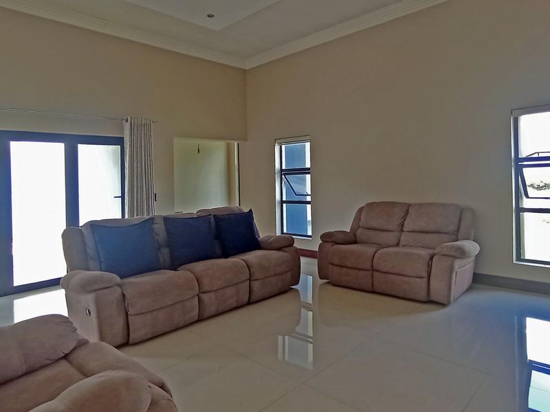 4 Bed, 3Baths home in the highly sort after Copperleaf Golf Estate - Photo 7