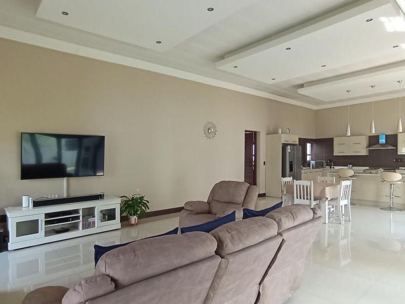 4 Bed, 3Baths home in the highly sort after Copperleaf Golf Estate - Photo 5