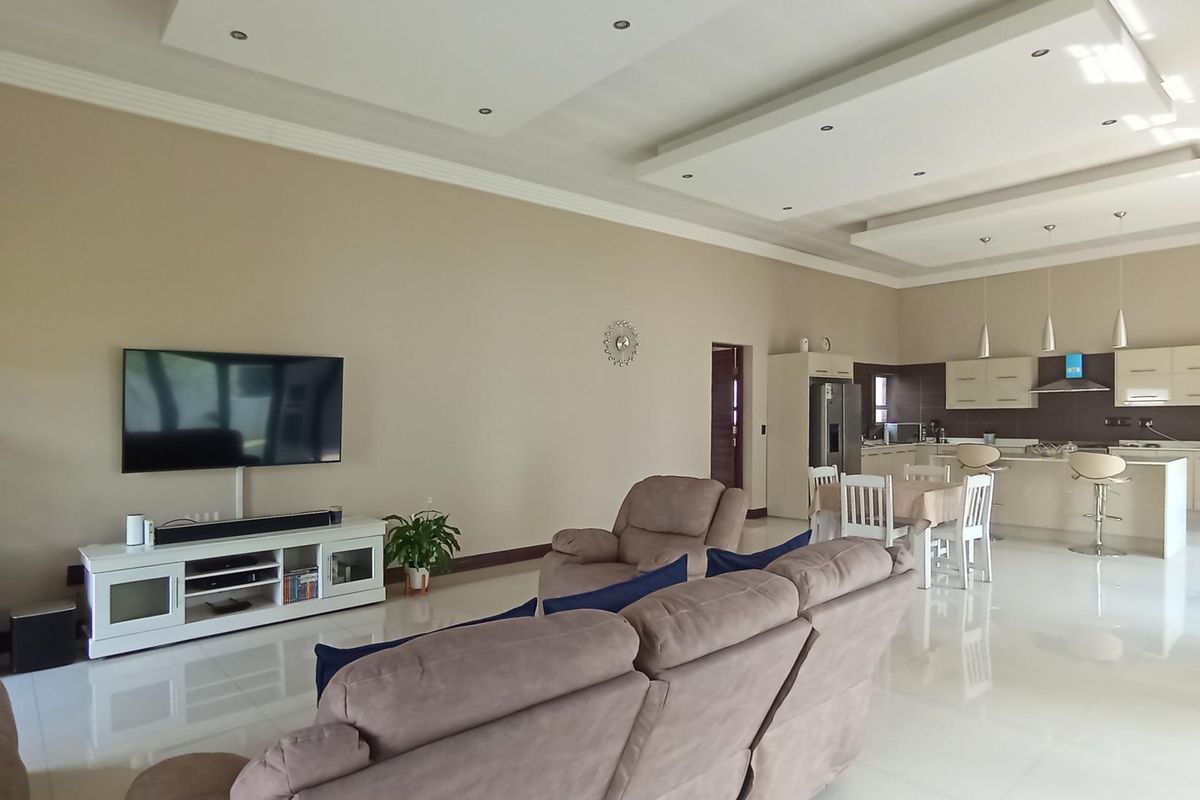 4 Bed, 3Baths home in the highly sort after Copperleaf Golf Estate - Photo 5