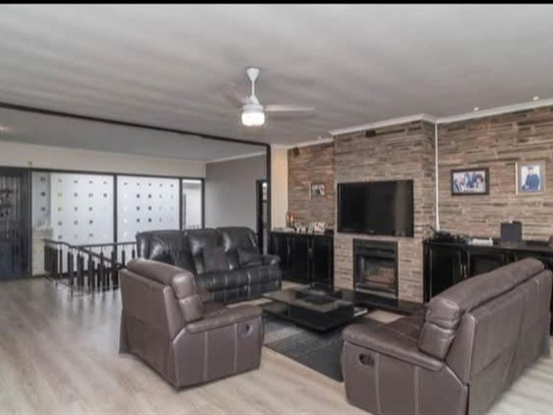 Spacious,stunning 6 Bed 6 Bath house  in the heart of Beverley hills drive in westville durban - Photo 6