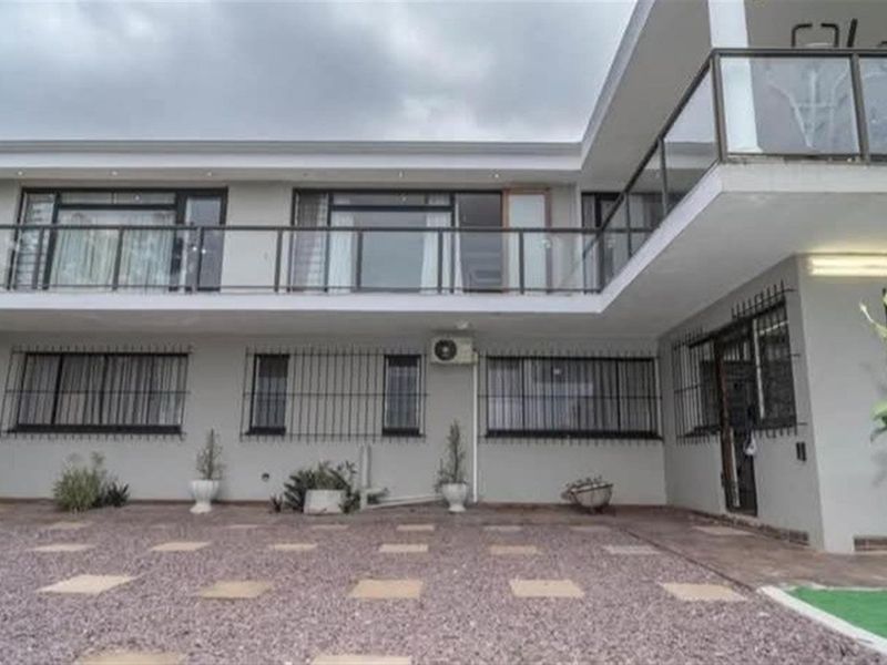 Spacious,stunning 6 Bed 6 Bath house  in the heart of Beverley hills drive in westville durban - Photo 2