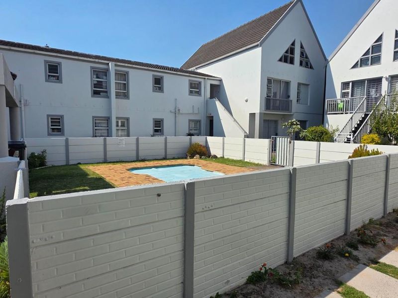 Renovated ground floor unit in gated complex - Photo 3