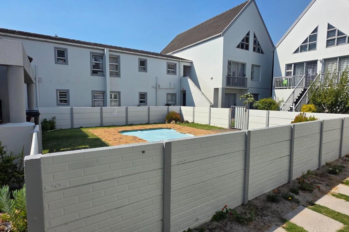 Renovated ground floor unit in gated complex - Photo 3