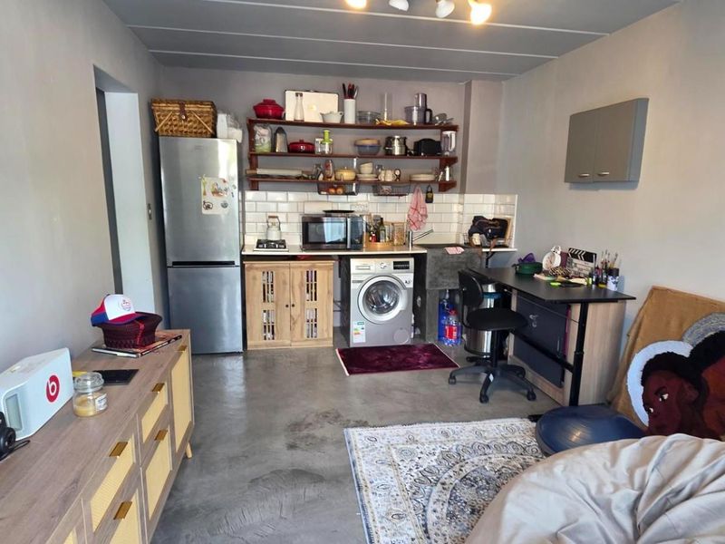 Renovated ground floor unit in gated complex - Photo 2