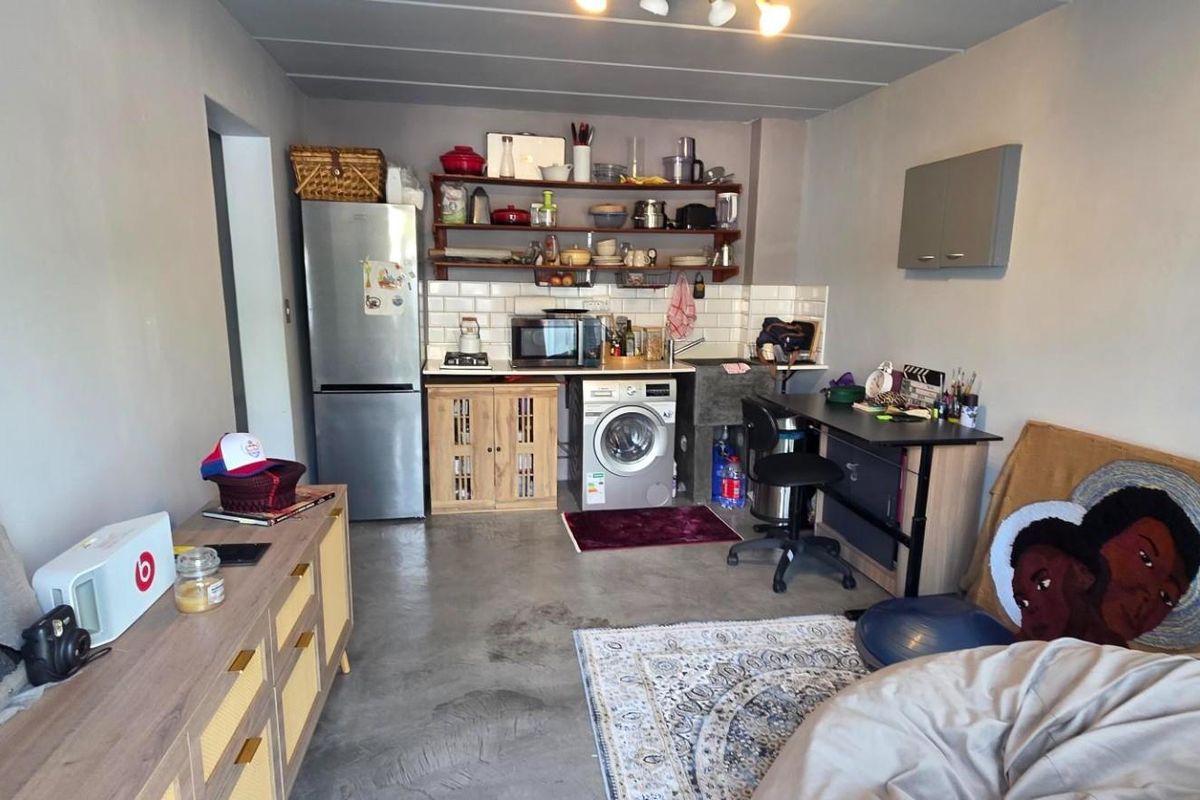 Renovated ground floor unit in gated complex - Photo 2