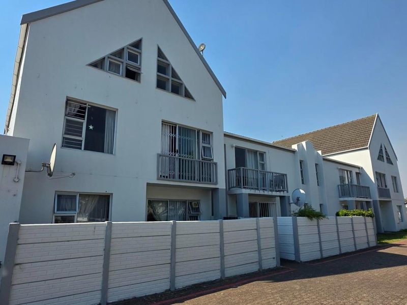 Renovated ground floor unit in gated complex - Photo 7