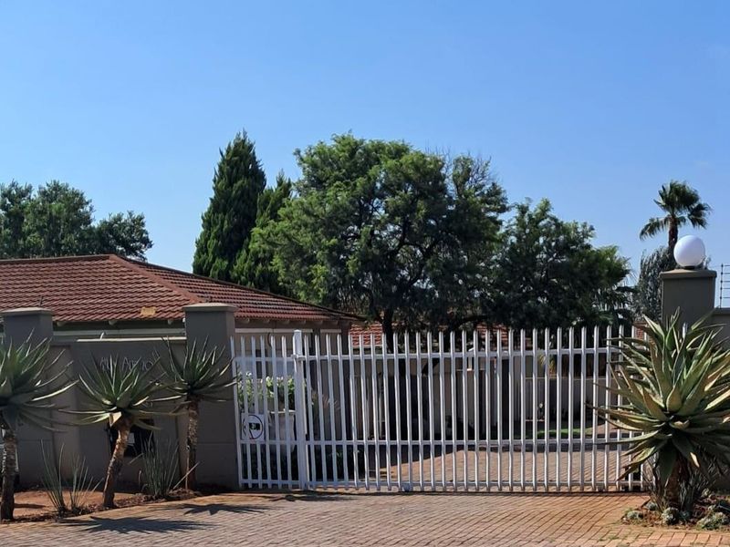 Townhouse For Sale in Doringkruin, Klerksdorp, North West - Photo 2