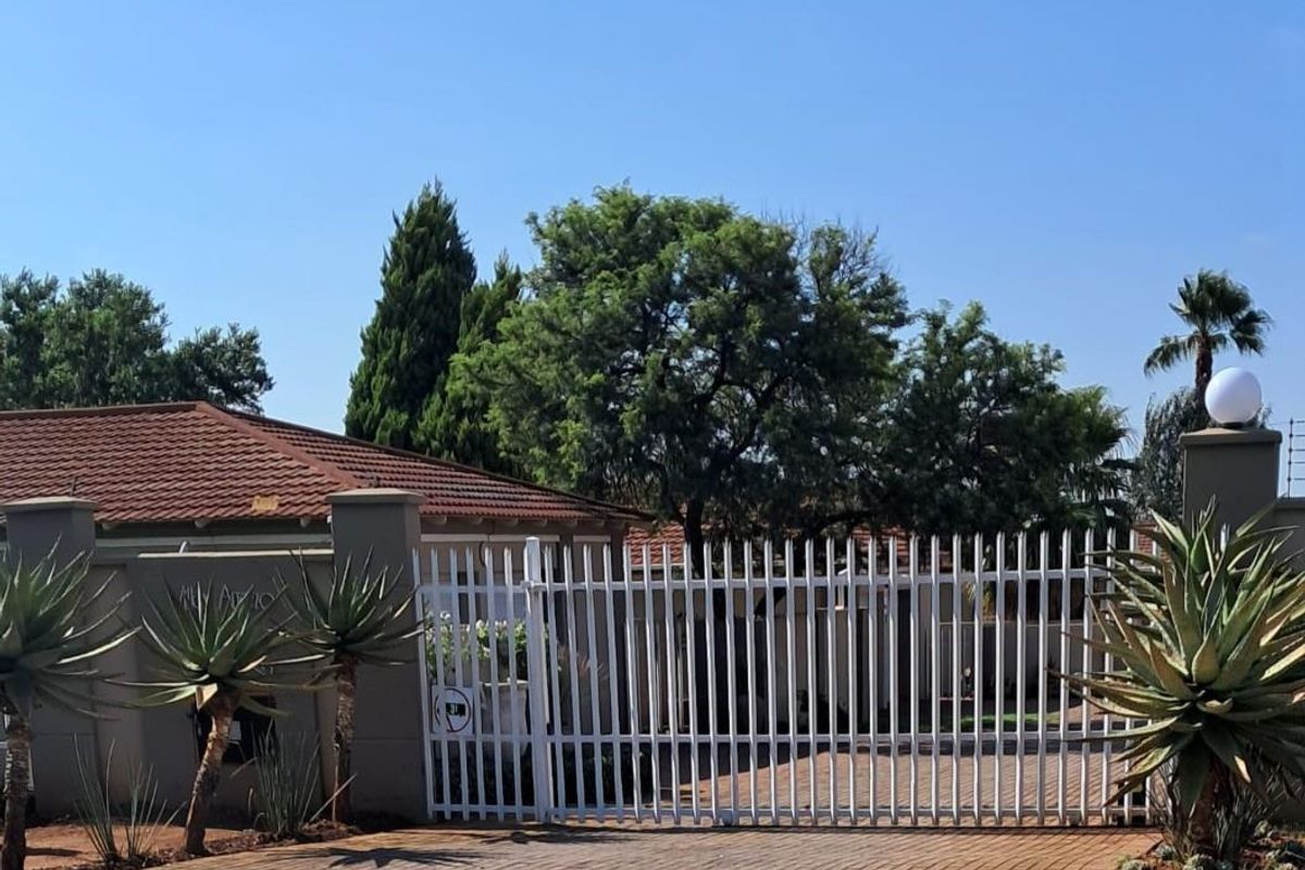 Townhouse For Sale in Doringkruin, Klerksdorp, North West - Photo 2