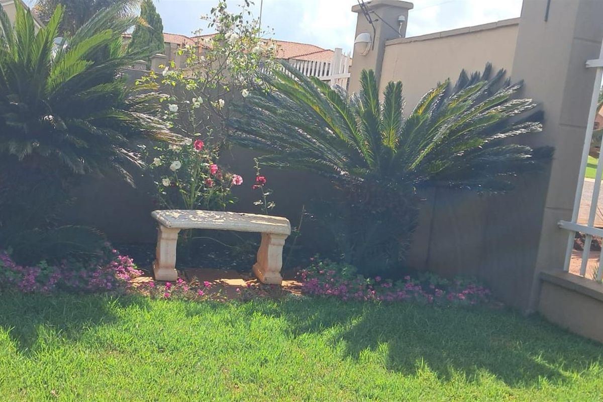 Townhouse For Sale in Doringkruin, Klerksdorp, North West - Photo 3