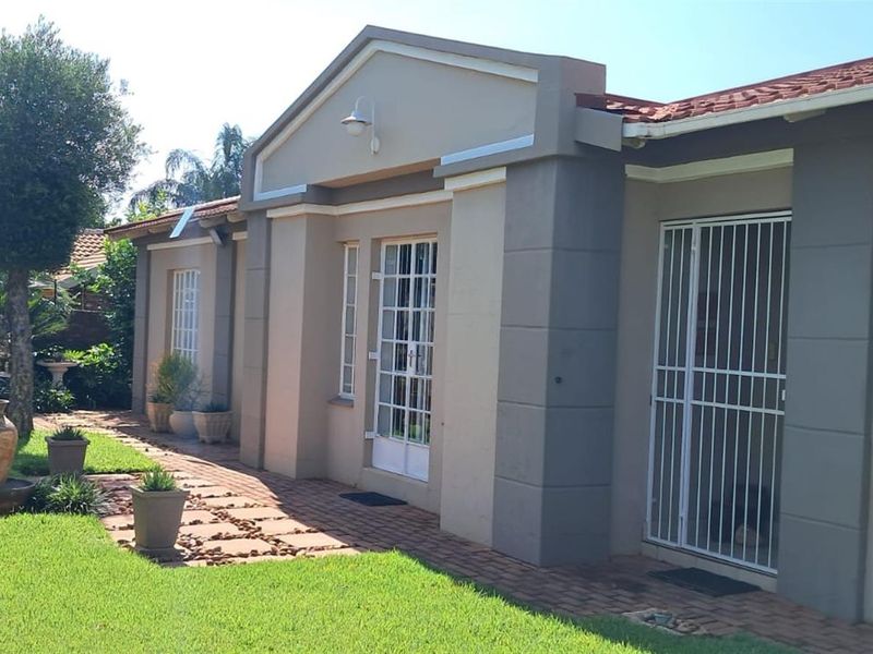 Townhouse For Sale in Doringkruin, Klerksdorp, North West - Photo 1