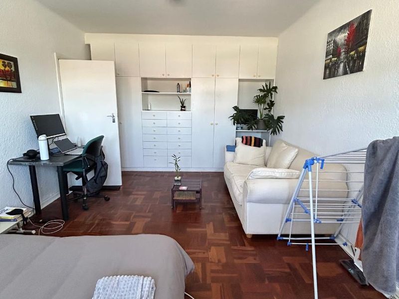 Charming and Spacious One Bedroom Apartment - Photo 9