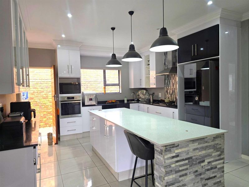 3 Bedroom 2 Bathroom Jansen Park - Photo 4