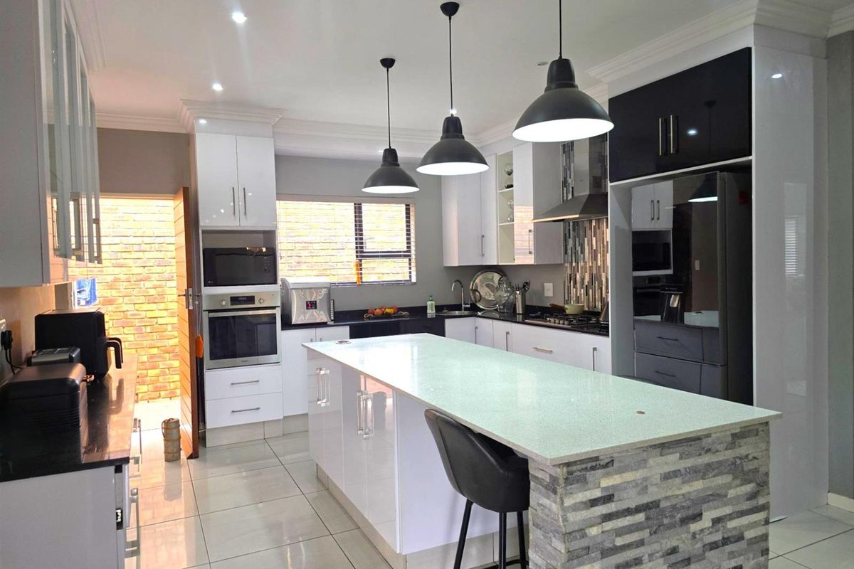 3 Bedroom 2 Bathroom Jansen Park - Photo 4