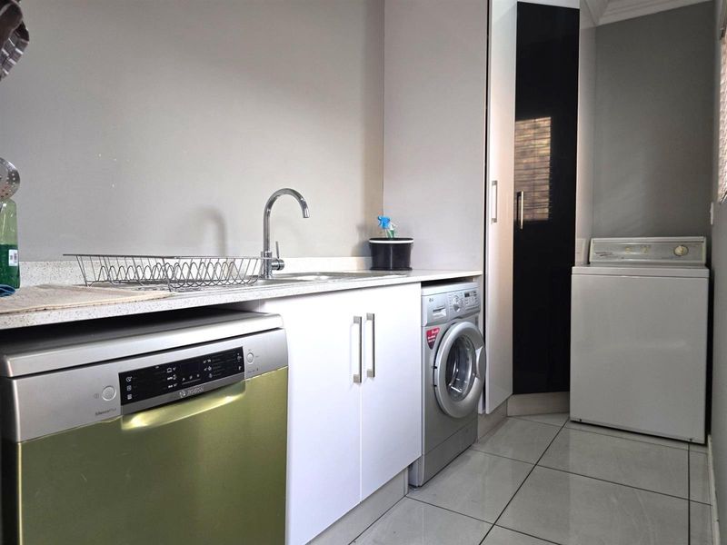 3 Bedroom 2 Bathroom Jansen Park - Photo 5