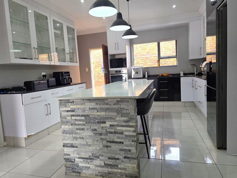 3 Bedroom 2 Bathroom Jansen Park - Photo 3