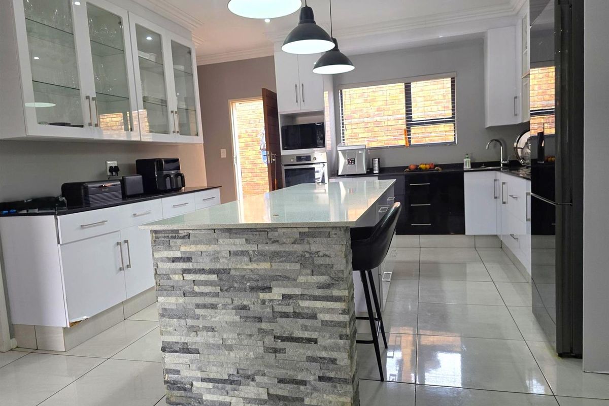 3 Bedroom 2 Bathroom Jansen Park - Photo 3