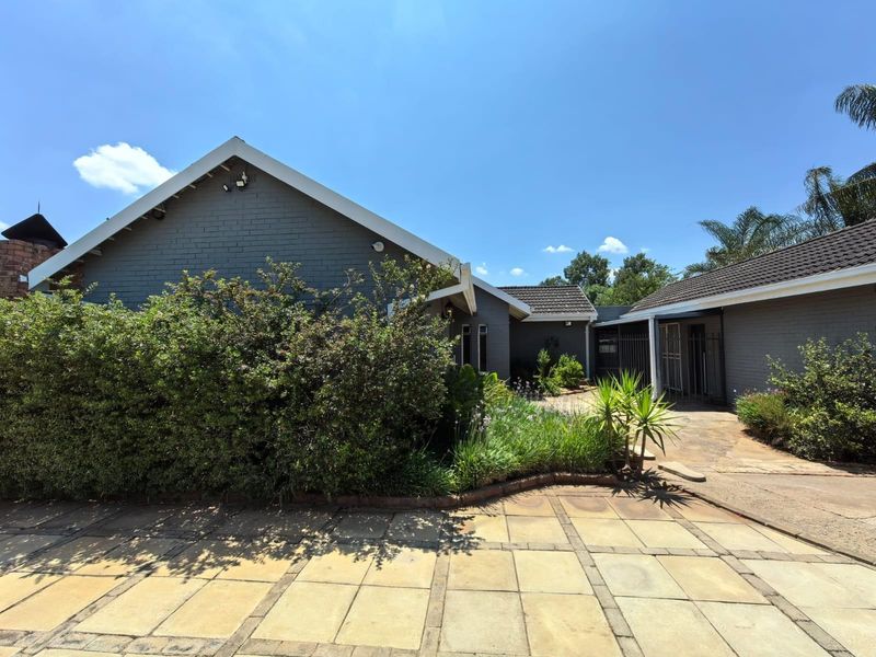 Your Sustainable, 4 Bedroom, Off The Grid, Sanctuary Awaits! - Photo 7